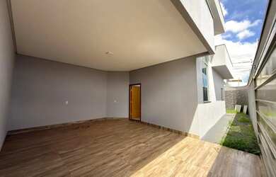 Imagem: A casa possui 3 Dormitórios, 2 Banheiros, 2 Vagas na garagem