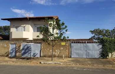 Imagem: A casa possui 4 Dormitórios, 3 Banheiros, 5 Vagas na garagem