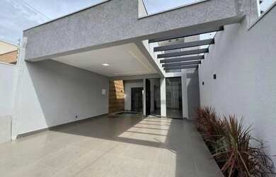 Imagem: A casa possui 3 Dormitórios, 1 Banheiro, 2 Vagas na garagem