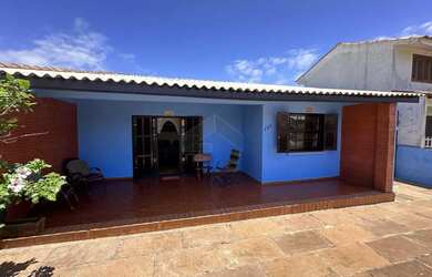 Imagem: A casa possui 5 Dormitórios, 3 Banheiros, 1 Vaga na garagem