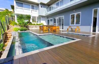 Imagem: A casa possui 5 Dormitórios, 5 Banheiros, 3 Vagas na garagem