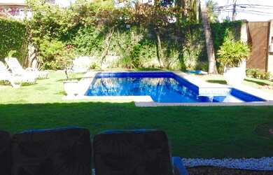 Imagem: A casa possui 5 Dormitórios, 5 Banheiros, 4 Vagas na garagem