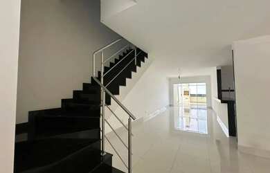 Imagem: A casa possui 4 Dormitórios, 5 Banheiros, 2 Vagas na garagem