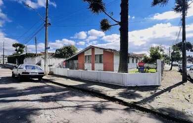 Imagem: A casa possui 3 Dormitórios, 1 Banheiro, 2 Vagas na garagem
