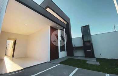 Imagem: A casa possui 3 Dormitórios, 2 Banheiros, 2 Vagas na garagem