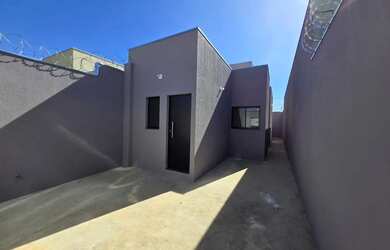 Imagem: A casa possui 2 Dormitórios, 1 Banheiro, 1 Vaga na garagem