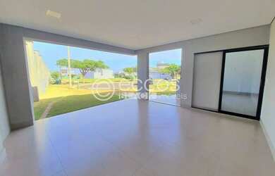 Imagem: A casa em condomínio possui 3 Dormitórios, 5 Banheiros, 2