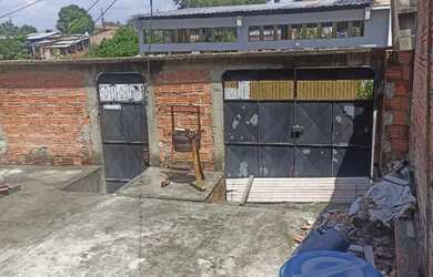 Imagem: A casa possui 3 Dormitórios, 2 Banheiros e 5 Vagas na garagem