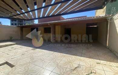 Imagem: A casa possui 3 Dormitórios, 2 Banheiros, 4 Vagas na garagem