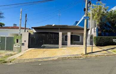 Imagem: A casa possui 3 Dormitórios, 2 Banheiros, 4 Vagas na garagem