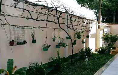 Imagem: A casa possui 4 Dormitórios, 3 Banheiros, 220m² de Área e