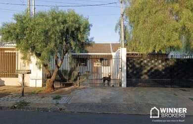 Imagem: A casa possui 2 Dormitórios, 1 Banheiro, 3 Vagas na garagem