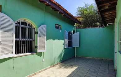 Imagem: A casa possui 3 Dormitórios, 3 Banheiros, 3 Vagas na garagem