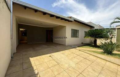 Imagem: A casa possui 3 Dormitórios, 3 Banheiros, 4 Vagas na garagem