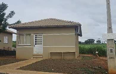 Imagem: A casa possui 2 Dormitórios, 1 Banheiro, 1 Vaga na garagem