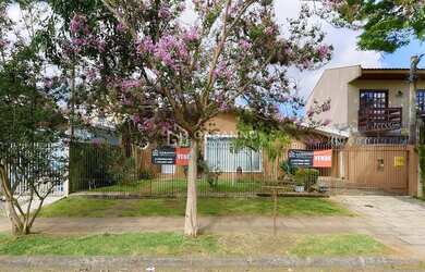 Imagem: A casa possui 4 Dormitórios, 5 Banheiros, 5 Vagas na garagem