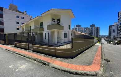 Imagem: A casa possui 3 Dormitórios, 3 Banheiros, 2 Vagas na garagem