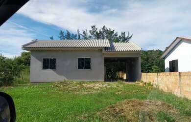 Imagem: A casa possui 2 Dormitórios, 1 Banheiro, 2 Vagas na garagem