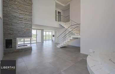 Imagem: A casa em condomínio possui 4 Dormitórios, 4 Banheiros, 2