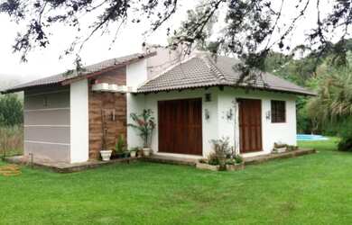 Imagem: A casa possui 2 Dormitórios, Acomodam 5 pessoas, 2 Vagas na