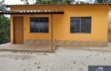 Imagem: A casa possui 2 Dormitórios, 1 Banheiro, 2 Vagas na garagem