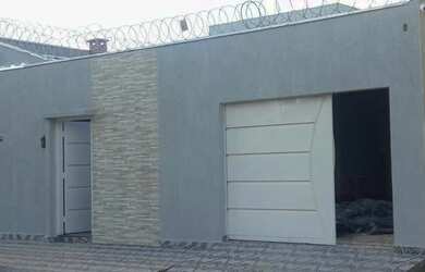 Imagem: A casa possui 3 Dormitórios, 3 Banheiros, 2 Vagas na garagem