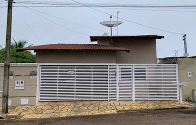 Imagem: A casa possui 3 Dormitórios, 2 Banheiros, 2 Vagas na garagem