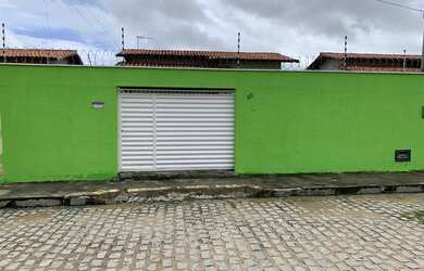 Imagem: A casa possui 2 Dormitórios, 1 Banheiro, 2 Vagas na garagem