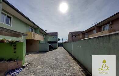 Imagem: A casa possui 3 Dormitórios, 3 Banheiros, 2 Vagas na garagem