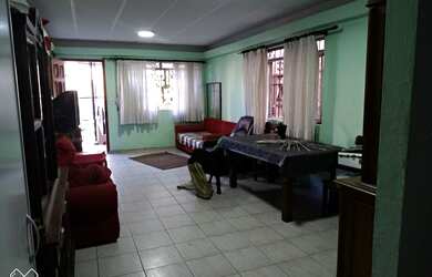 Imagem: O depósito possui 2 Vagas na garagem, 180m² de Área e está