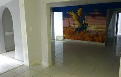 Imagem: O depósito possui 5 Vagas na garagem, 200m² de Área e está