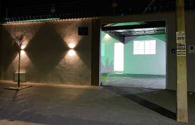 Imagem: A casa possui 2 Dormitórios, 1 Banheiro, 2 Vagas na garagem