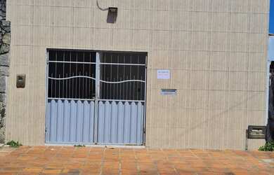 Imagem: A casa possui 4 Dormitórios, 1 Banheiro, 1 Vaga na garagem