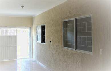 Imagem: A casa possui 3 Dormitórios, 1 Banheiro, 2 Vagas na garagem