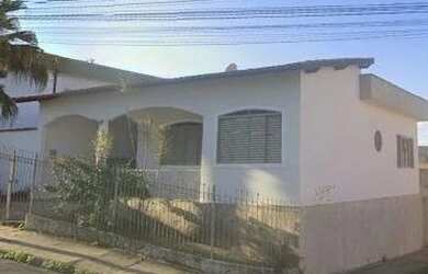 Imagem: A casa possui 2 Dormitórios, 1 Banheiro, 2 Vagas na garagem