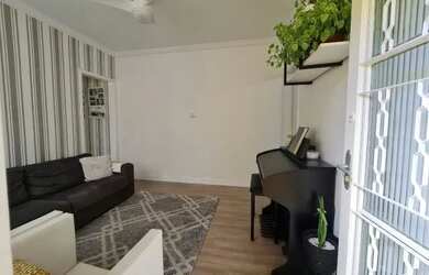 Imagem: A casa possui 3 Dormitórios, 2 Banheiros, 2 Vagas na garagem