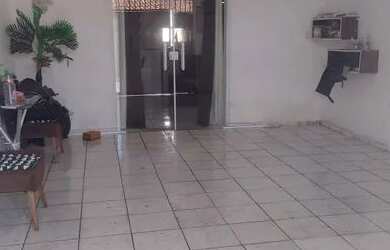 Imagem: A casa possui 2 Dormitórios, 2 Banheiros, 2 Vagas na garagem