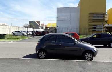 Imagem: A casa possui 3 Dormitórios, 1 Banheiro, 2 Vagas na garagem