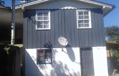 Imagem: A casa possui 3 Dormitórios, 2 Banheiros, 1 Vaga na garagem