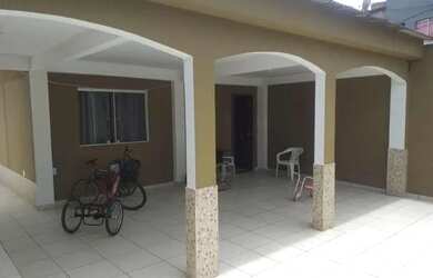 Imagem: A casa possui 3 Dormitórios, 1 Banheiro, 1 Vaga na garagem