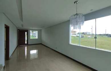 Imagem: A casa em condomínio possui 5 Dormitórios, 2 Banheiros, 4