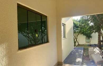 Imagem: A casa possui 3 Dormitórios, 1 Banheiro, 1 Vaga na garagem