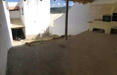 Imagem: A casa possui 2 Dormitórios, 1 Banheiro, 2 Vagas na garagem