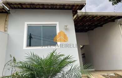 Imagem: A casa possui 3 Dormitórios, 1 Banheiro, 2 Vagas na garagem