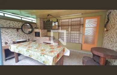 Imagem: A casa possui 4 Dormitórios, 3 Banheiros, 3 Vagas na garagem