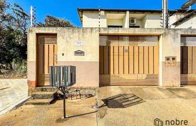 Imagem: A casa possui 3 Dormitórios, 2 Banheiros, 2 Vagas na garagem