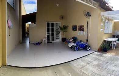 Imagem: A casa possui 3 Dormitórios, 3 Banheiros, 2 Vagas na garagem