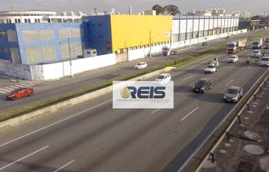 Imagem: O depósito possui 5 Vagas na garagem e 13000m² de Área e