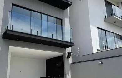 Imagem: A casa possui 5 Dormitórios, 3 Banheiros, 5 Vagas na garagem