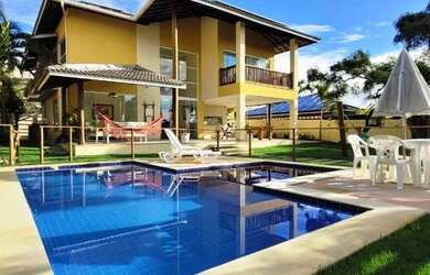 Imagem: A casa possui 4 Dormitórios, 5 Banheiros, 2 Vagas na garagem